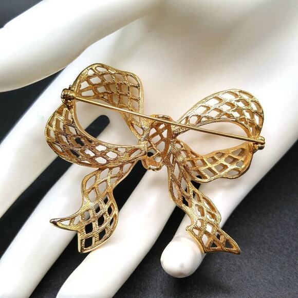 Vintage Monet Bow Brooch, Gold Plated Open Work Design, 2" x 2 1/4" - Picture 4 of 9